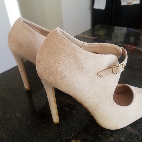 Women's JC  light brown suede heels w/strap - Picture 3 of 5